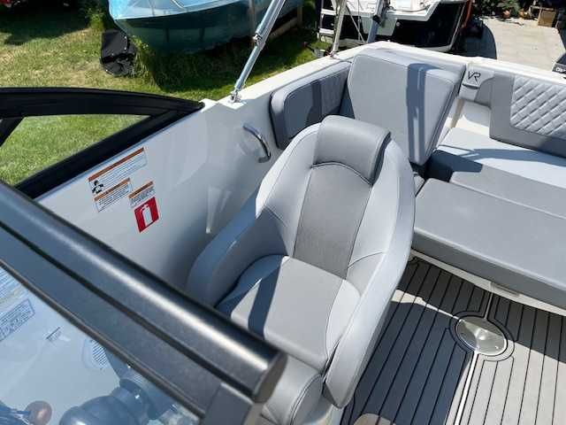Bayliner VR4 Bow Deck, wersja elektryczna.