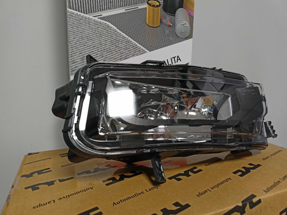 VW Transporter T6 15- Lampa przeciwmgielna/halogen prawy.>