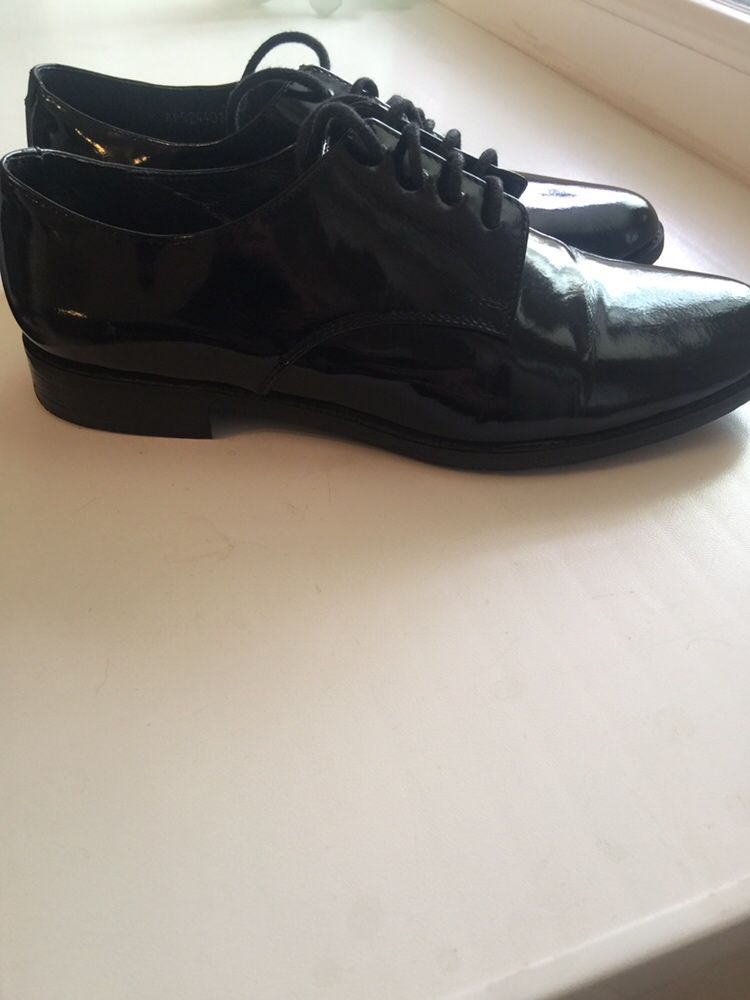 Продам женские лакированные туфли.
