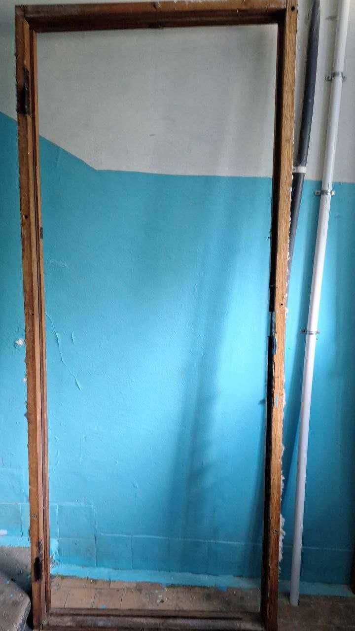 Двері дубові з коробкою та замком