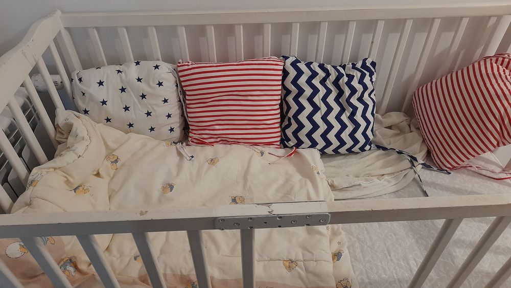 Łóżeczko drewniane z pościelą