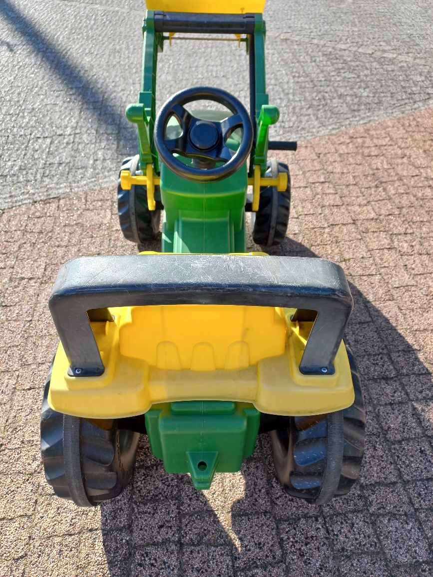 Traktor z ładowaczem i przyczepą