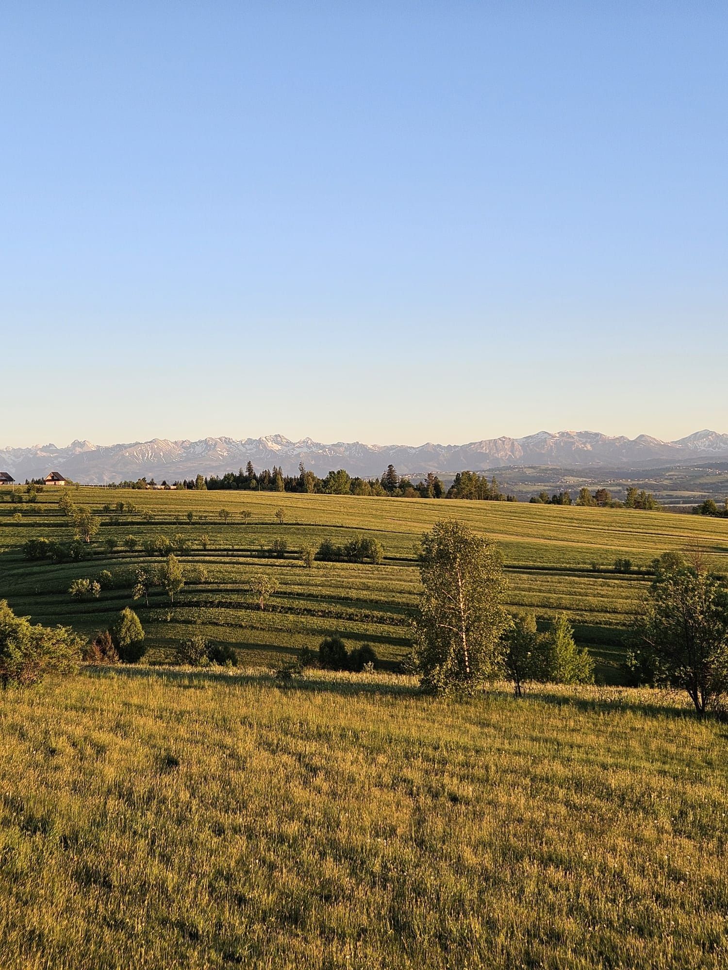 Domek w górach z gorąca balią, widok na Tatry.