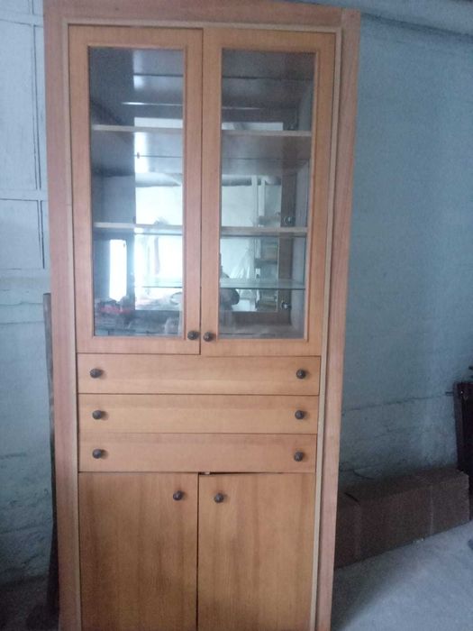 Шафа з поличками та висувними ящиками