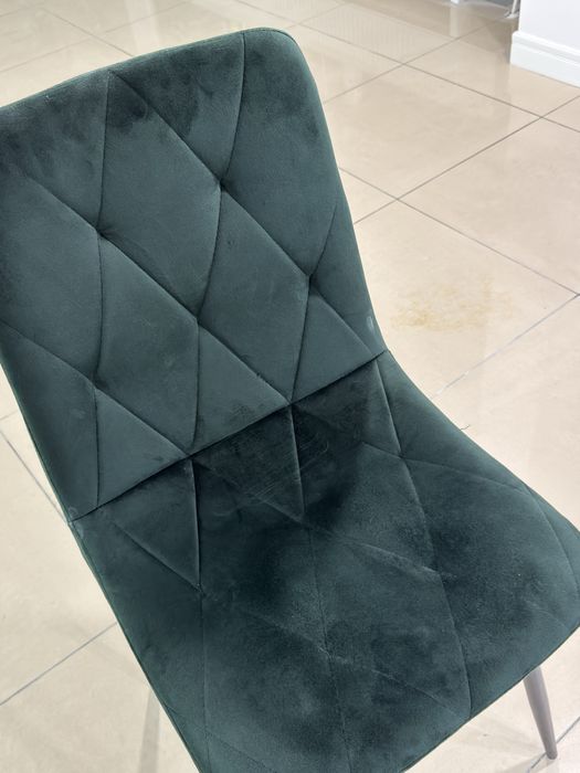 Зелені стільці з металевими ніжками