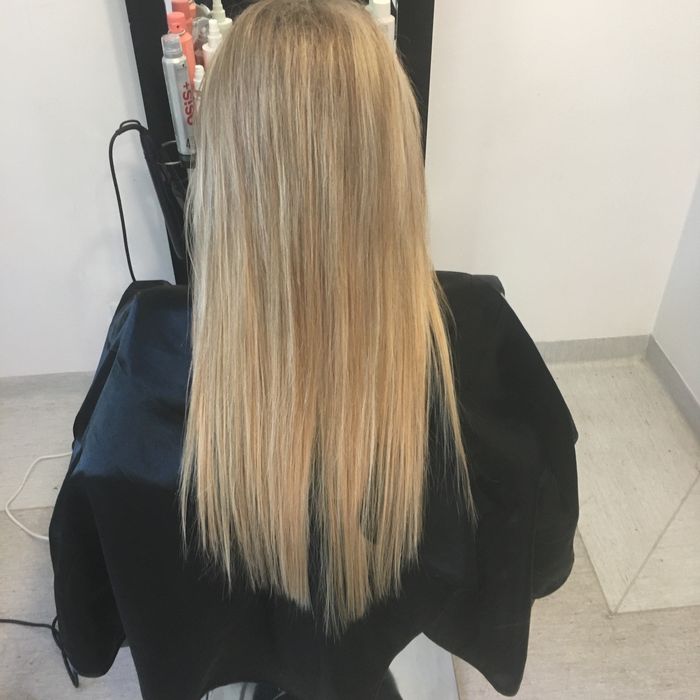 Przedłużanie włosów w salonie.