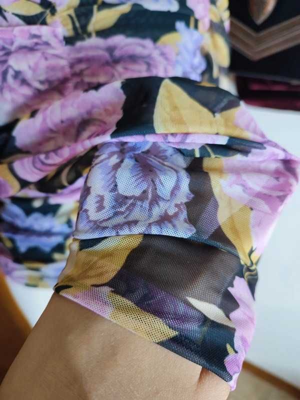 Kwiatowa siateczkowa bluzka Gina Tricot S