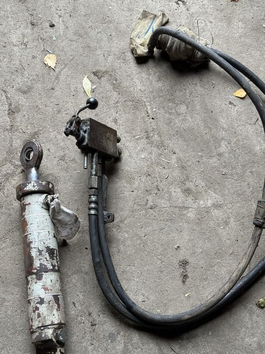 Silownik i rozdzielacz glebogryzarka tz4k14