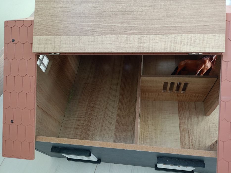 Duża stajnia dla koni