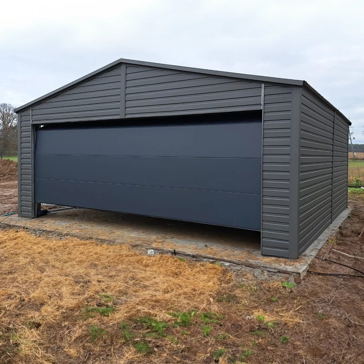 Garaż blaszany jednostanowiskowy 6x5.8 m - Dach dwuspadowy, Brama segm