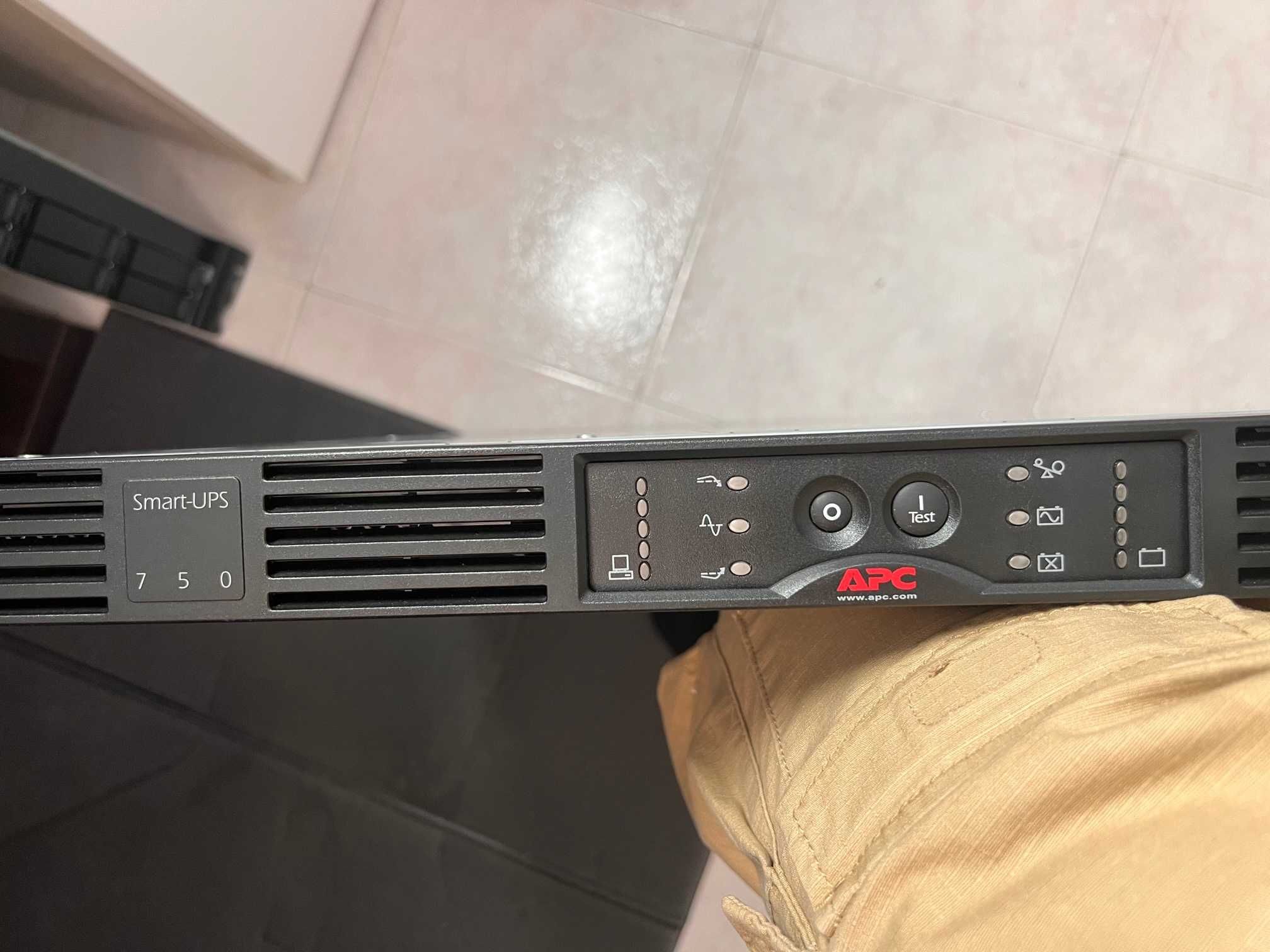 APC Smart-UPS RM 750VA USB SUA750RMI1U - Como nova