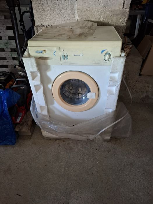 Maquina de lavar roupa fogao e algumas bicicletas