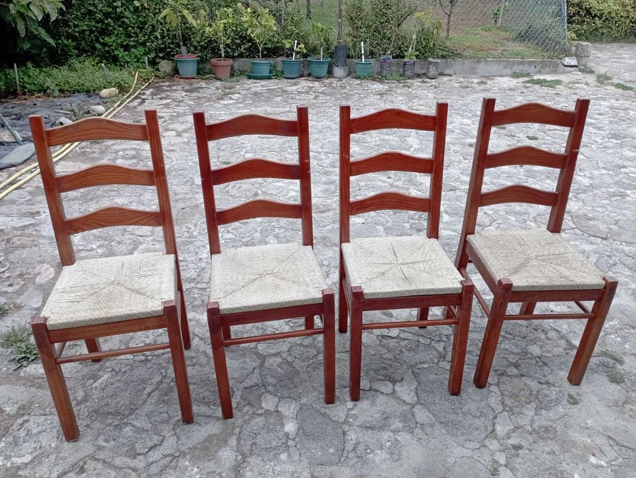 Cadeiras de madeira