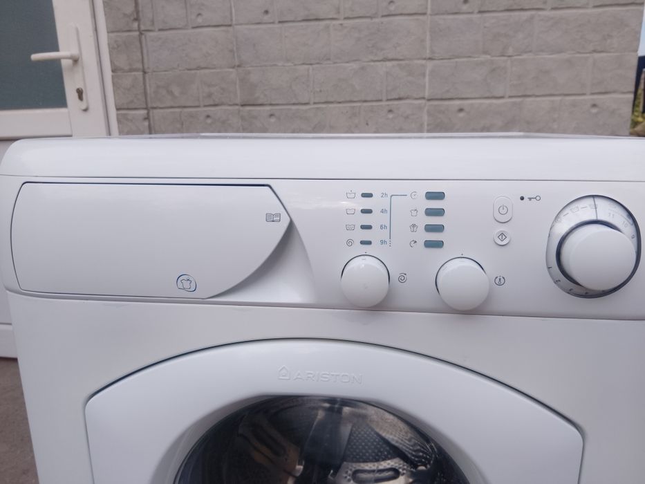 Стиральная машина Ariston AVL105