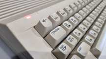 Commodore 64 z wyjściem S-Video, interfejs Sd2IEC z kartą programami