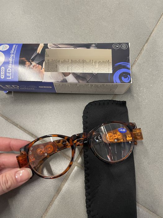 Окуляри для читання з підсвіткою