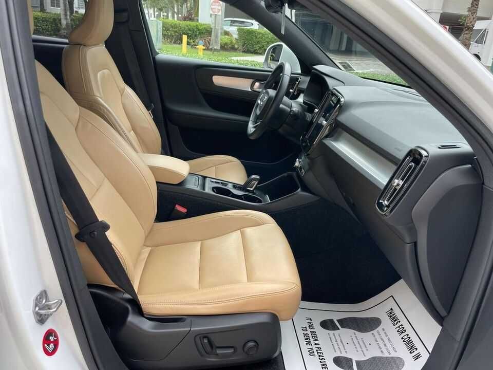 2019 Volvo XC40 T5 Momentum Sport Utility 4D