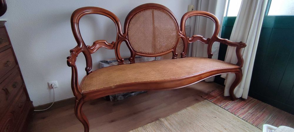 Canapé antigo em carvalho com palhinha, restaurado e elegante