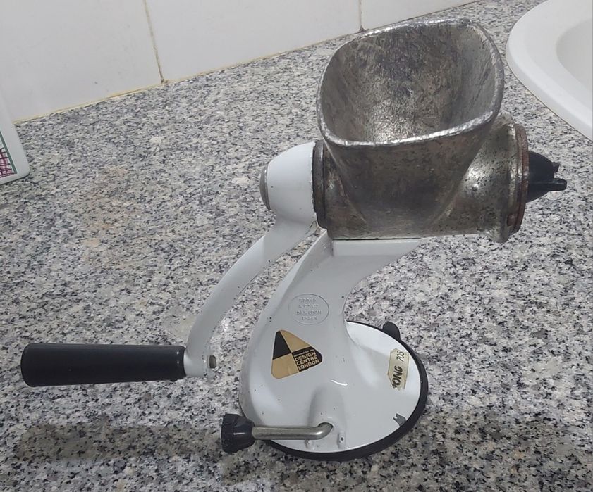 MOINHO ANTIGO E RARÍSSIMO PARA PICAR CARNE OU OUTRO.Casa,Colecção,Etc.