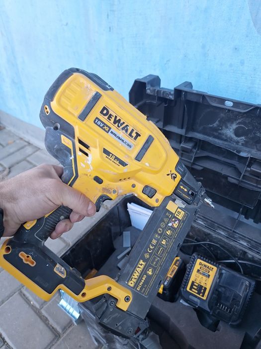 Akumulatorowa sztyfciarka dewalt 18v dcn680 zestaw