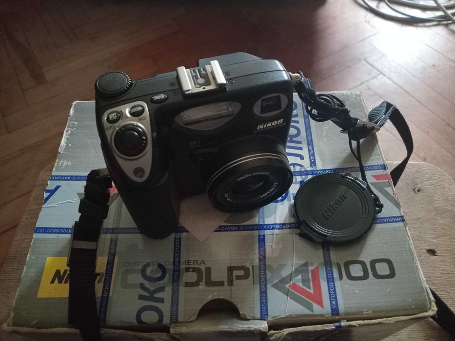 Продам цифровий фотоапарат Nikon Coolpix 5000 50% рабочий + аксесуари
