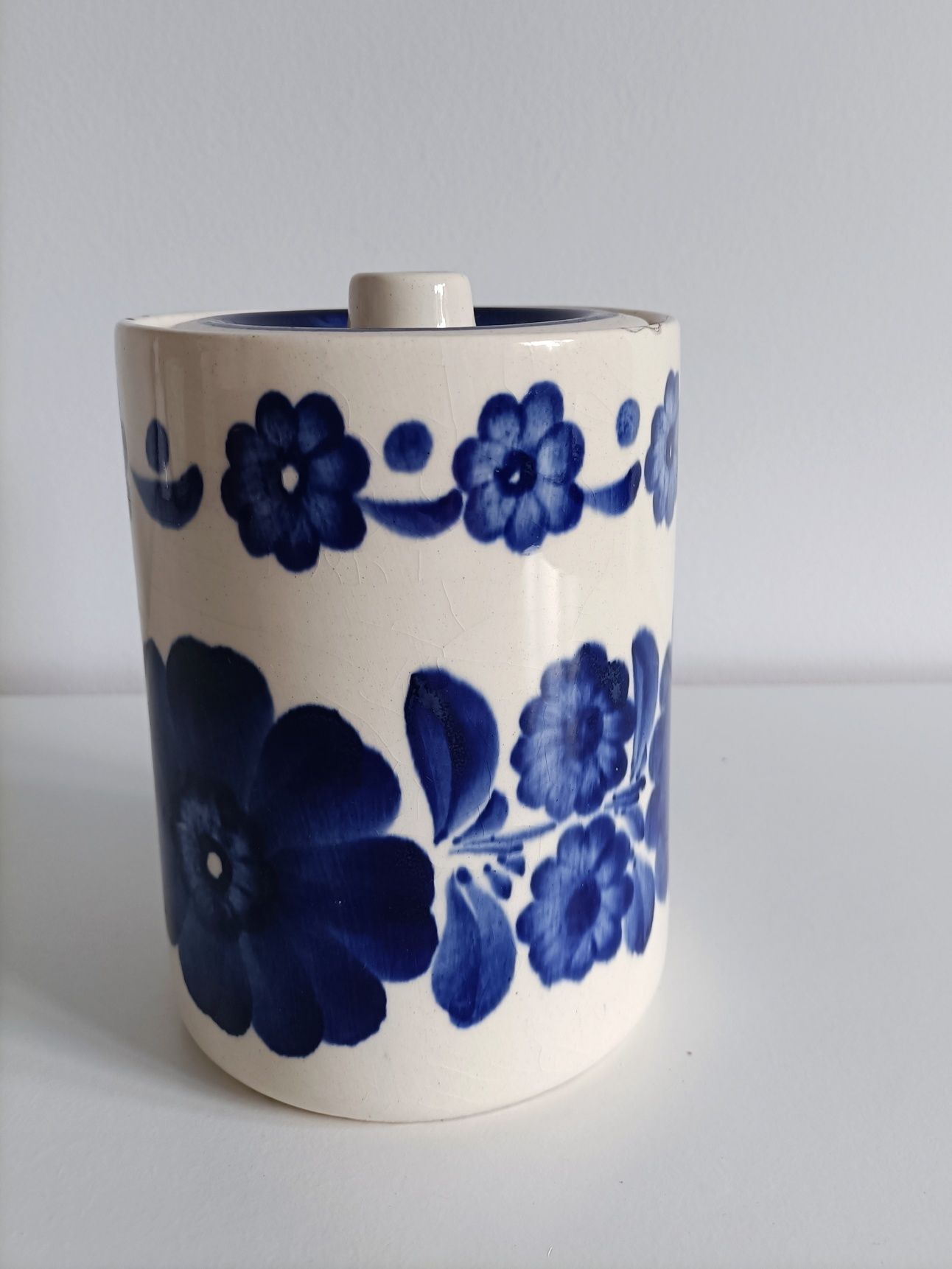 Ceramiczny pojemnik fajansowy z pokrywką prl