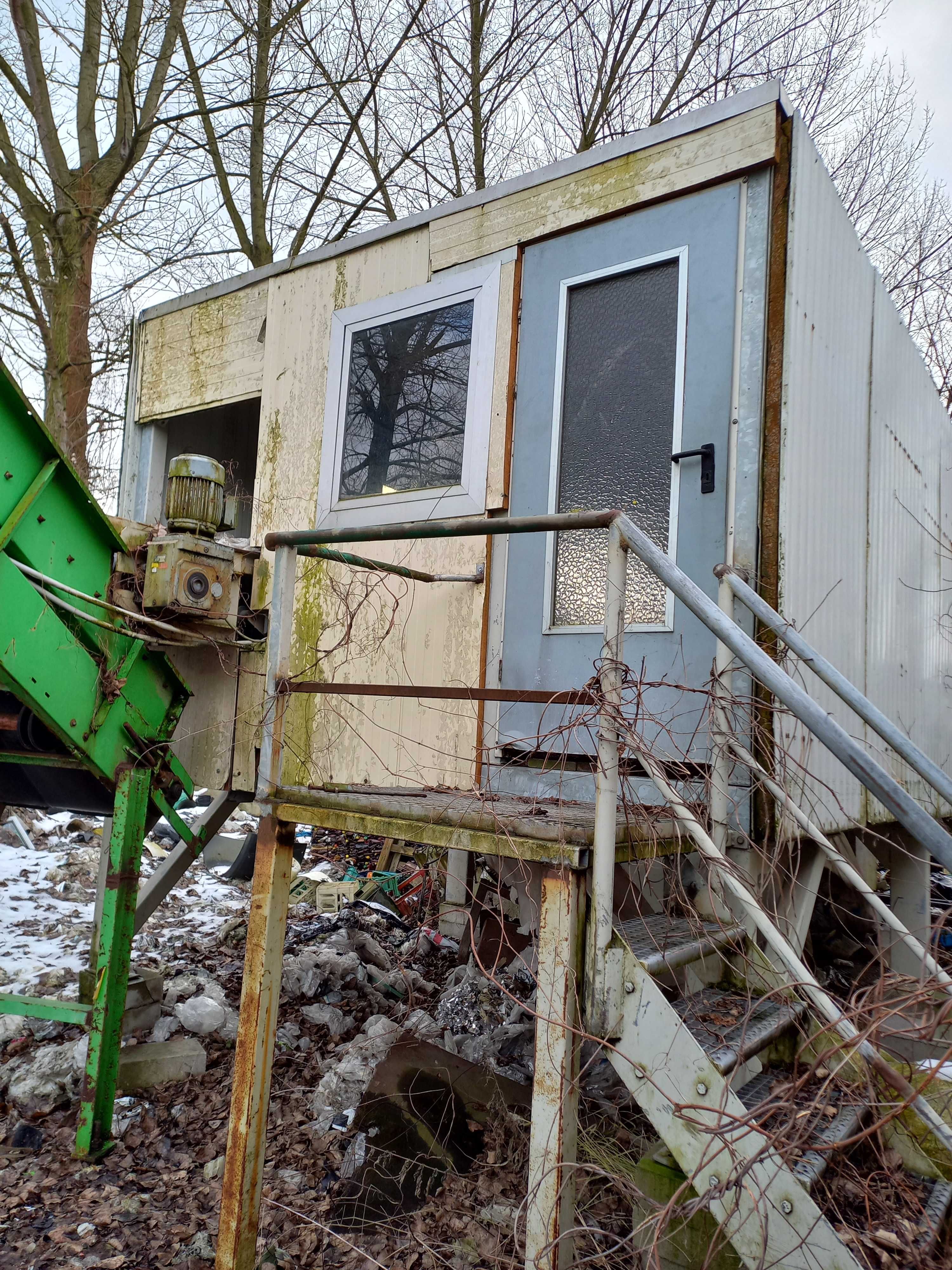 Kabina sortownicza odpadów i surowców wraz z podajnikami.