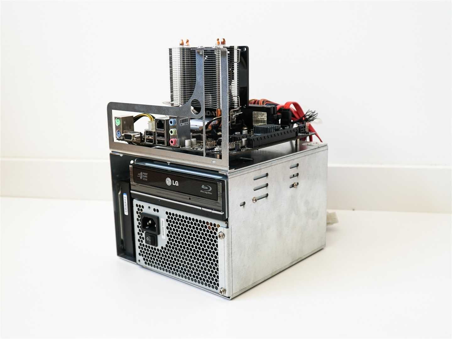 Mini obudowa mATX, test bench w pełni uzbrojony - 1x5,25 , 2x3,5 , AIO