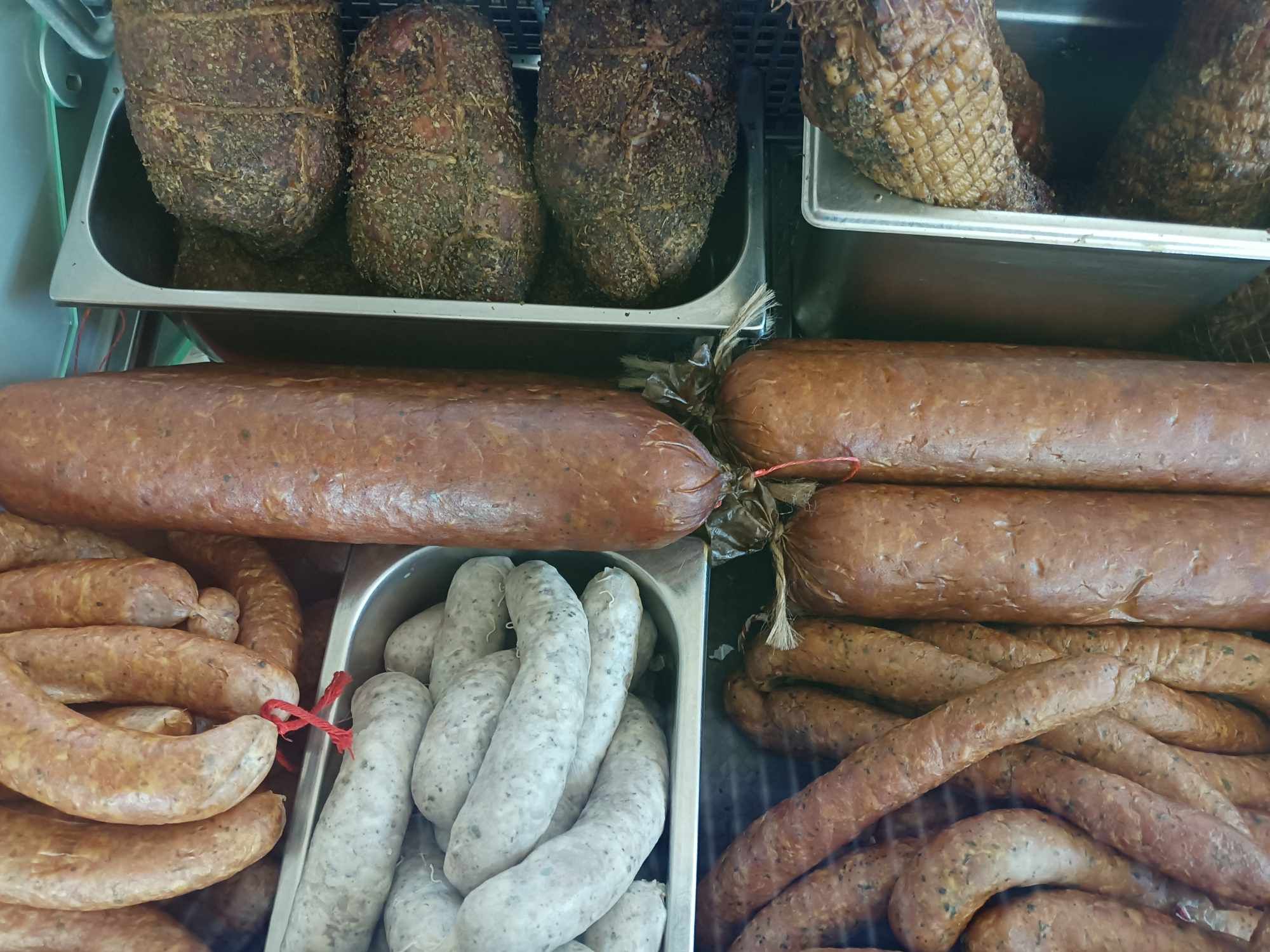 Swojskie Wyroby, wędzonki, wędliny, kiełbasa, szynka, sery wędzone.