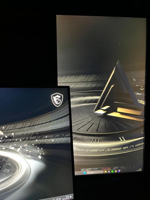 Computador com monitores, teclados e ratos