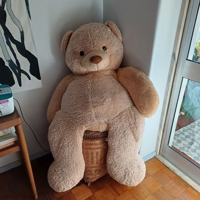 Grande urso de peluche