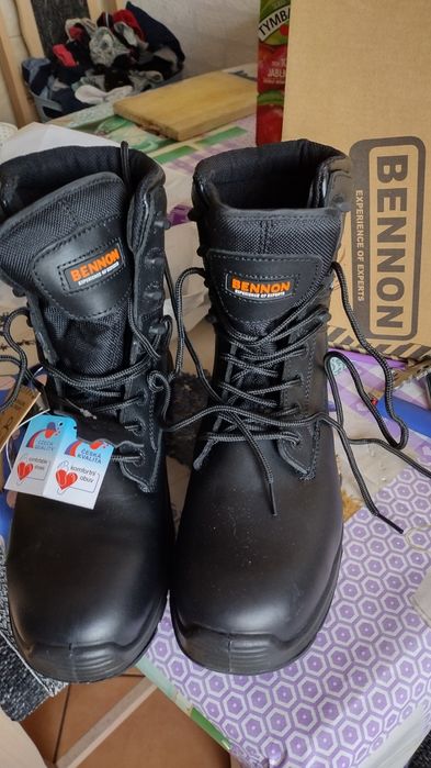 Buty.  Commadore