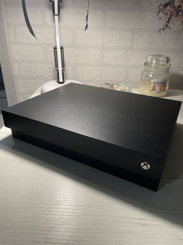 Xbox one X 1 TB + pad