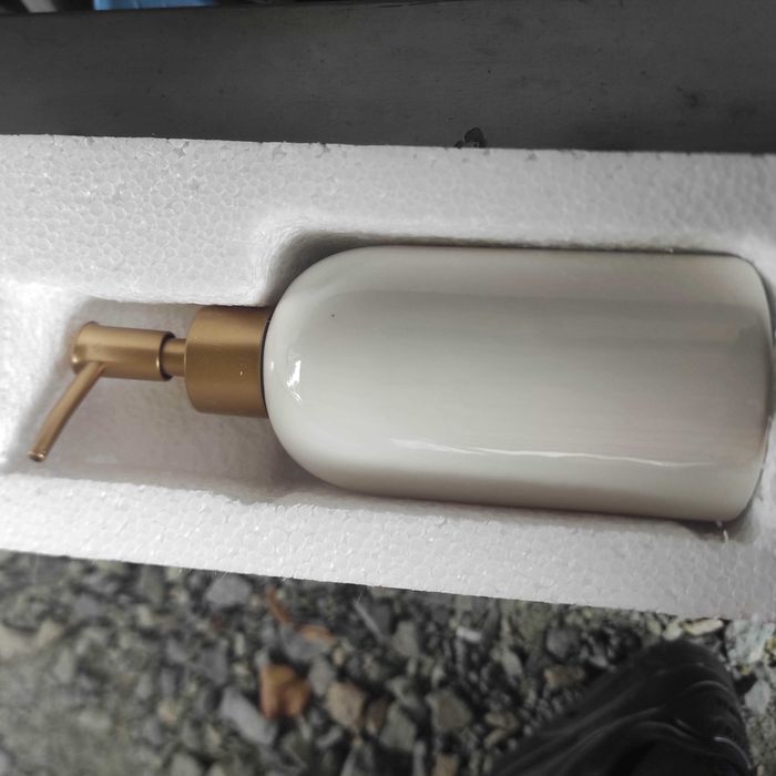 Dozownik na płyn do mycia rąk firmy tydi