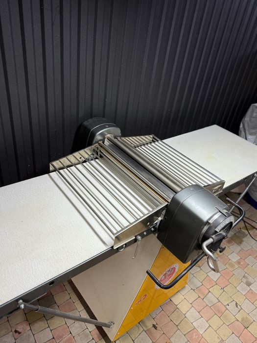 Тісторозкатувальна машина для листового тіста