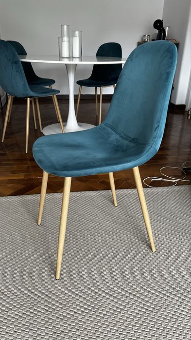 Cadeiras em veludo e pés de madeira