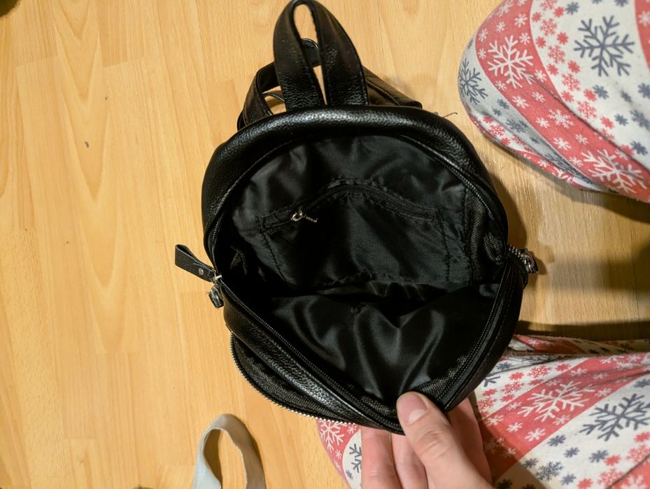 Чорна сумка під шкіру