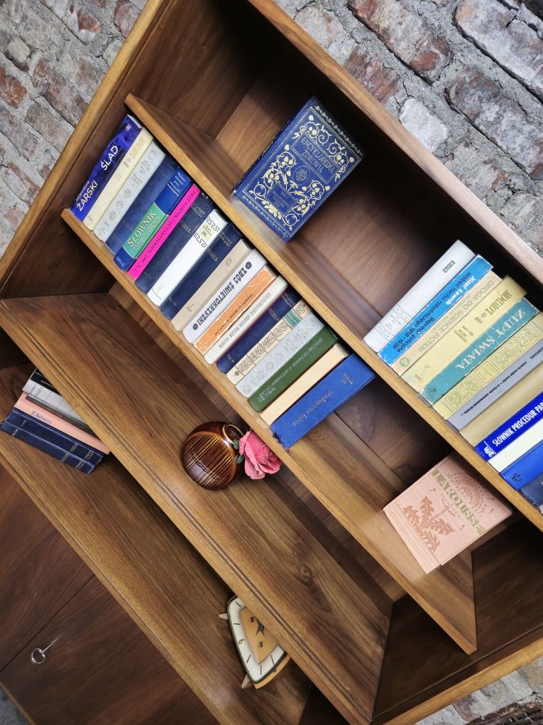 Biblioteczka vintage prl po całkowitej renowacji