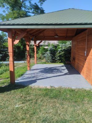 Wiata samochodowa z drewutnia schowek na narzędzia 5,5x5,5 m