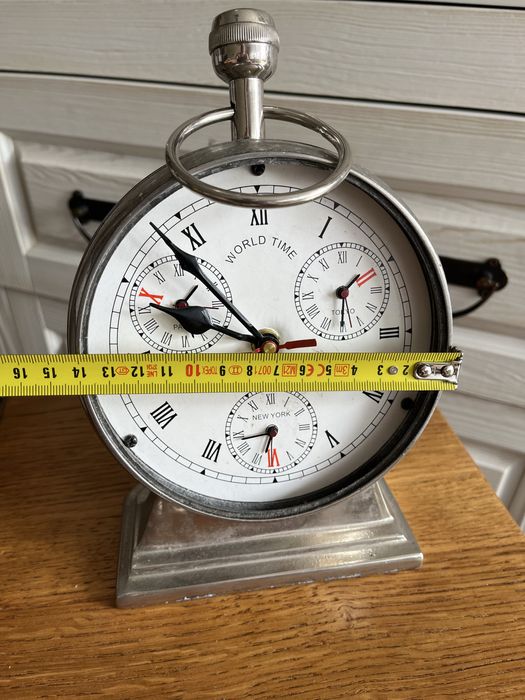 Zegar stołowy World Time funkcją zegarów światowych