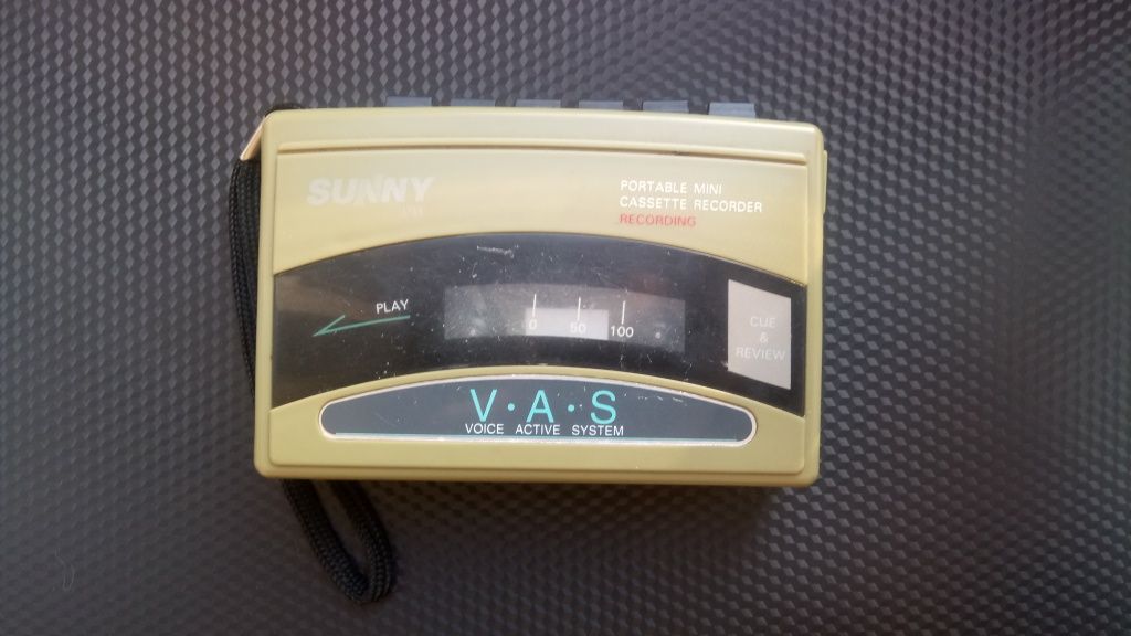 Кассетный плеер диктофон из 90-х ретро