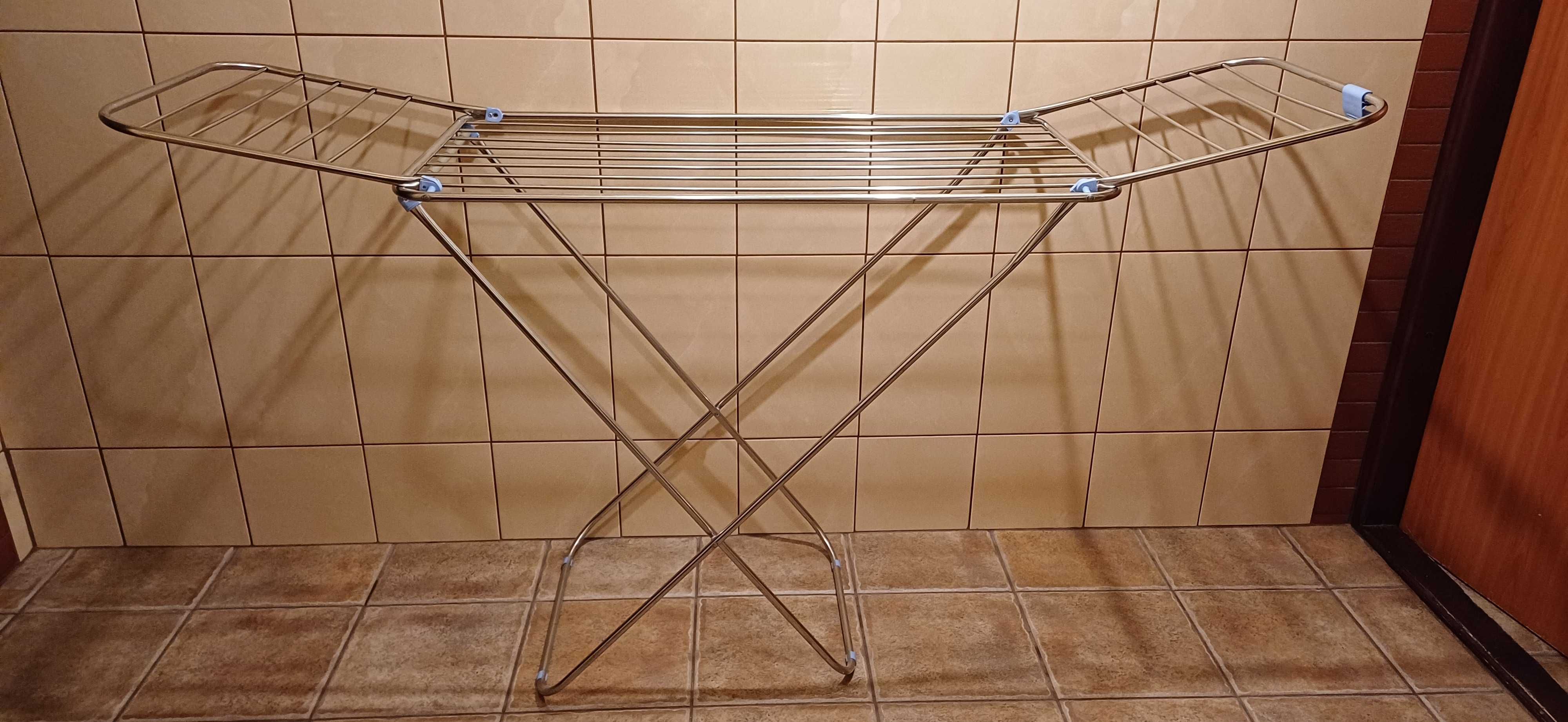 Suszarki metalowe na bieliznę.