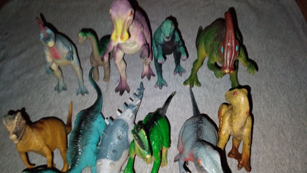 Zestaw figurek dinozaurów. Stan bardzo dobry