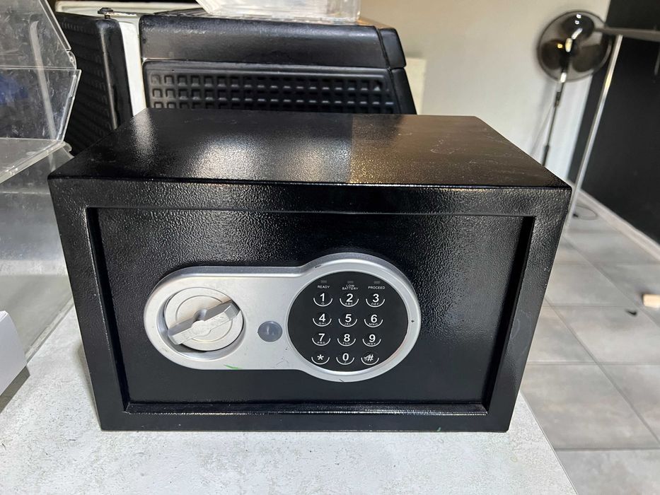 Продам Сейф 310Х200Х200