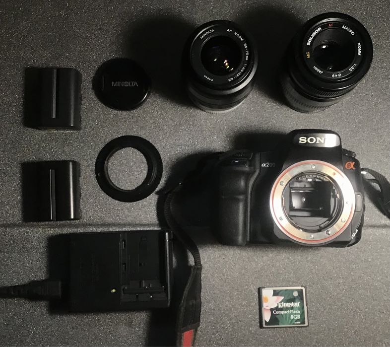 Sony Alpha 200 - 2 objetivas, carregador, bateria, cartão CF 8GB, etc