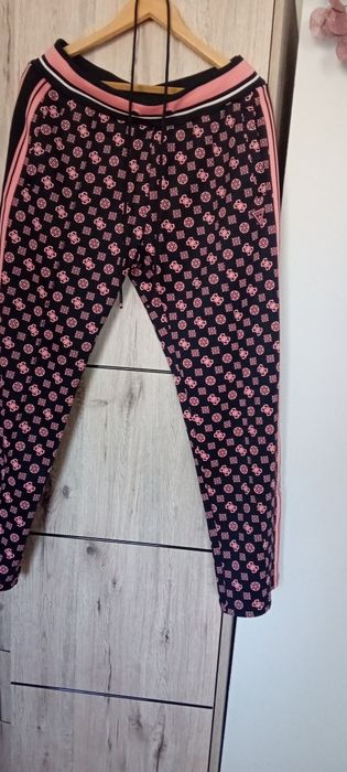 Spodnie Guess na sportowo lub elegancko