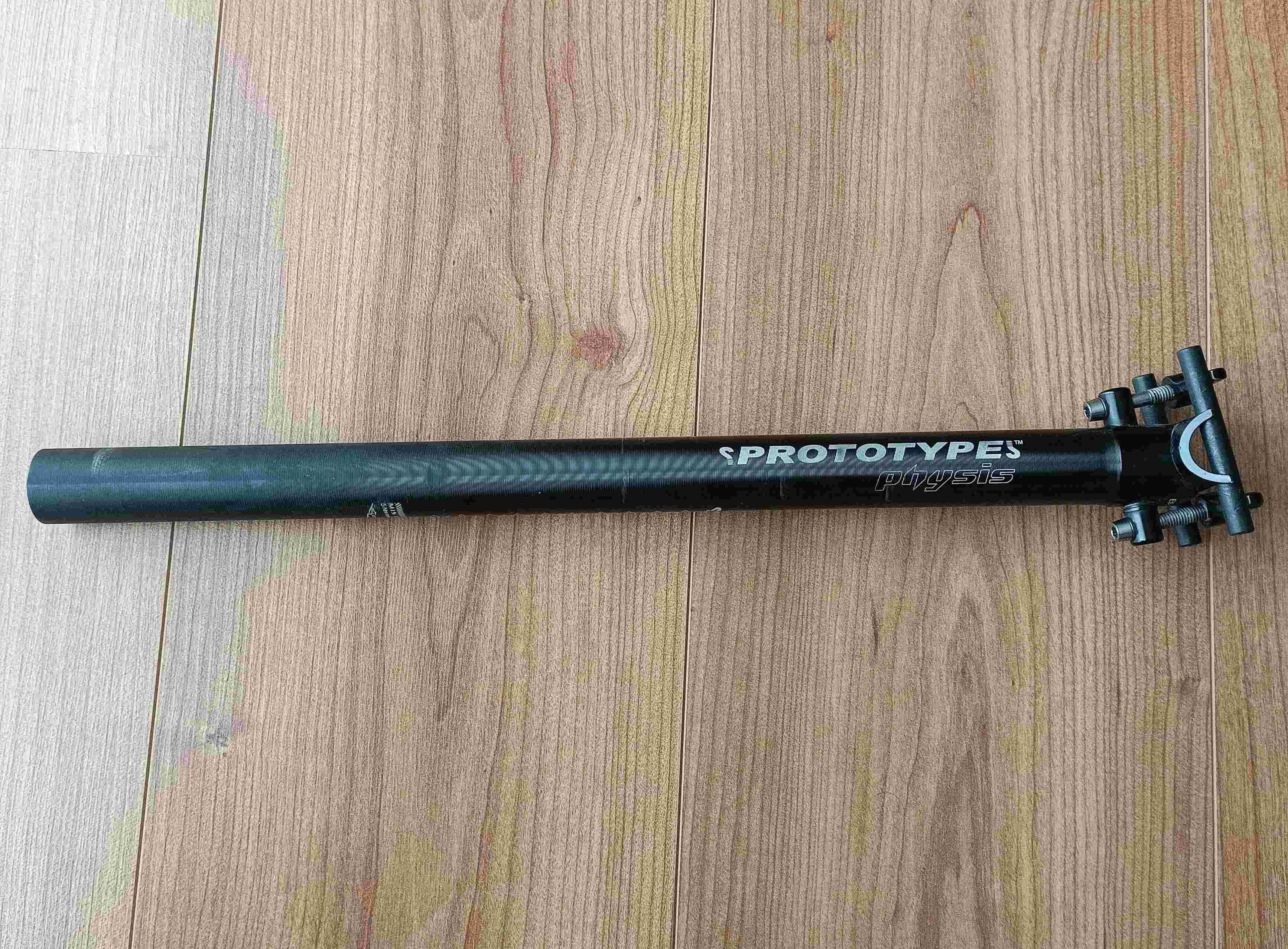 Espigão PROTOTYPE Physis 27.2mm x 410mm BK, em Alumínio – Usado