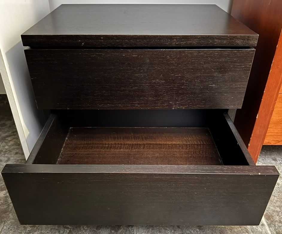 Mesa de cabeceira em madeira de mogno com velatura preta