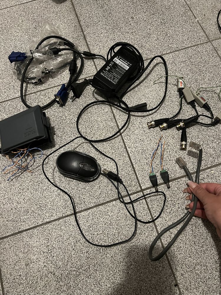 Cały system monitoring, 4 kamery, kable i myszka