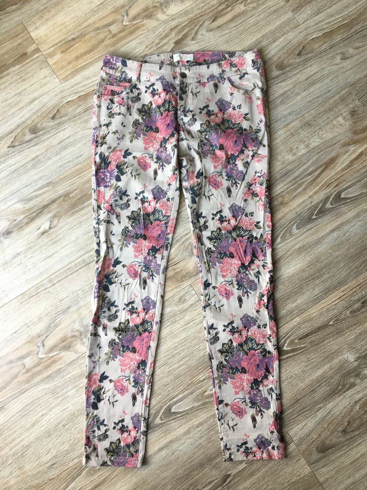 Cropp Chillin spodnie w kwiaty r. L
